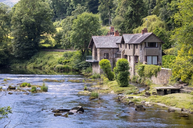 Casa accanto al fiume Dee vicino Acquedotto Pontcysyllte, Froncysyllte, Wrexham, Galles