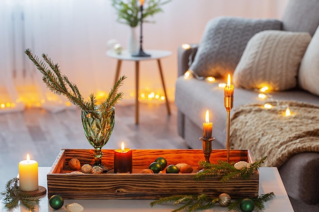 Casa accogliente con decorazioni natalizie su vassoio di legno