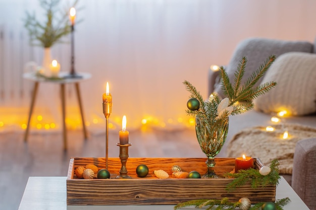 Casa accogliente con decorazioni natalizie su vassoio di legno