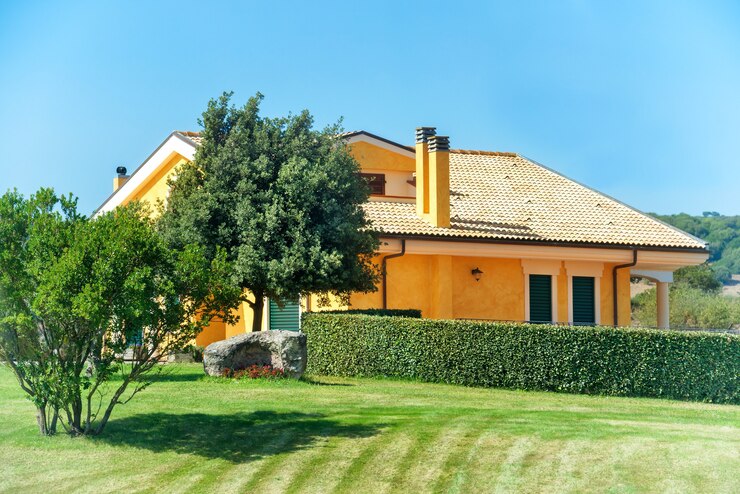 Casa accogliente con giardino, alberi e prato verde
