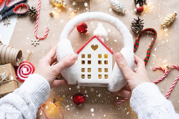 Casa accogliente nel layout dell'arredamento natalizio calda sciarpa lavorata a maglia cappello winterization Inverno neve casa isolamento protezione dal freddo sistema di riscaldamento della stanza Umore festivo Natale Capodanno