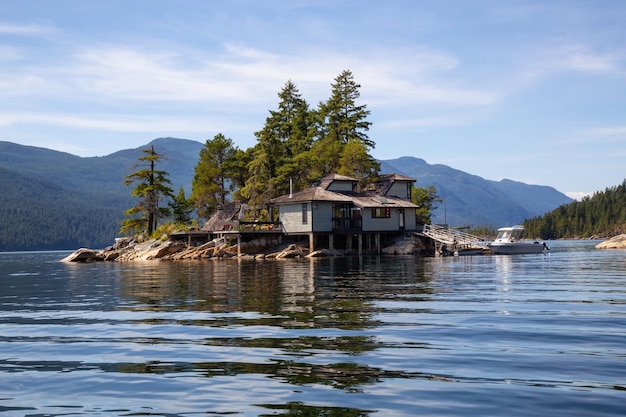 Casa accogliente su un'isola rocciosa privata durante una vibrante giornata estiva di sole