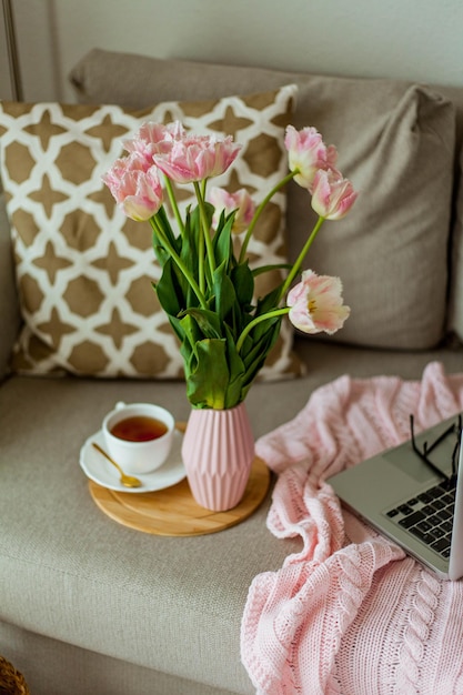 Casa accogliente ufficio Lavoro a casa Decorazioni primaverili Coperta lavorata a maglia bouquet di tulipani tè caldo laptop Freelance