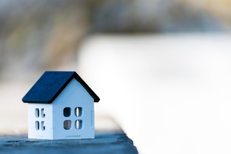 Foto casa bianca con tetto nero, per immobili, con spazio per inserire testo
