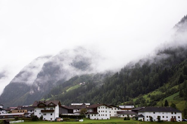 Casa classica nella valle Pitztal vicino al parco naturale Kaunergrat e nella valle Kaunertal e nella valle Inntal mentre nevica in Tirolo Austria