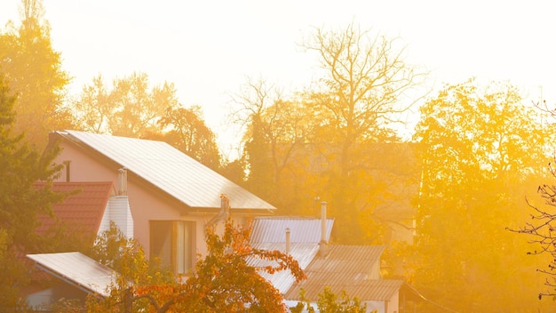 Casa con pannelli solari sul tetto al tramonto Pannello solare installazione fotovoltaica sul tetto