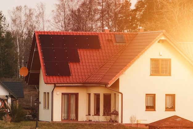 Casa con pannello solare Fotovoltaico sul tetto rosso