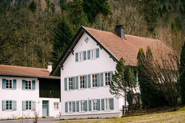 Casa con persiane e tetto di tegole nel villaggio di Oberammergau Germania