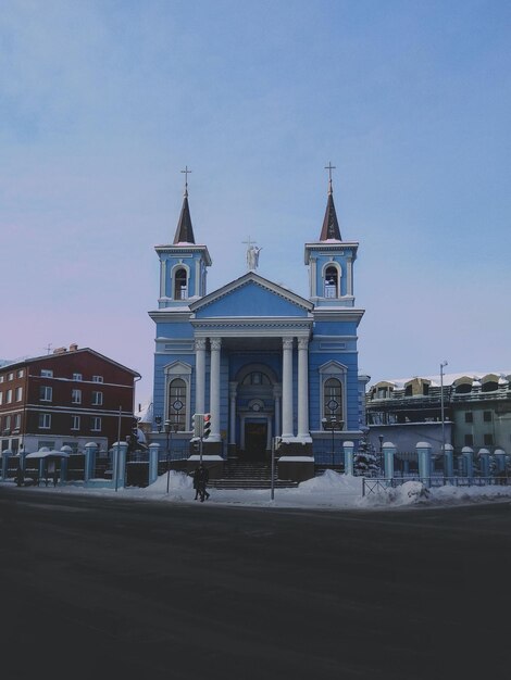 casa con pini innevati in inverno