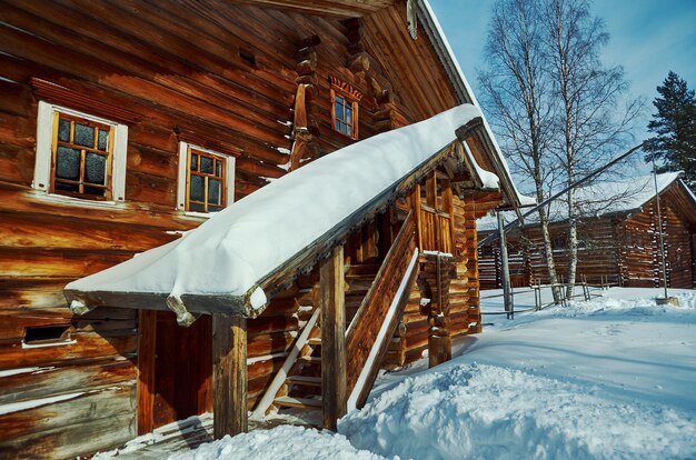 Casa contadina di legno tradizionale russa, villaggio di Malye Karely, regione di Arkhangelsk, Russia