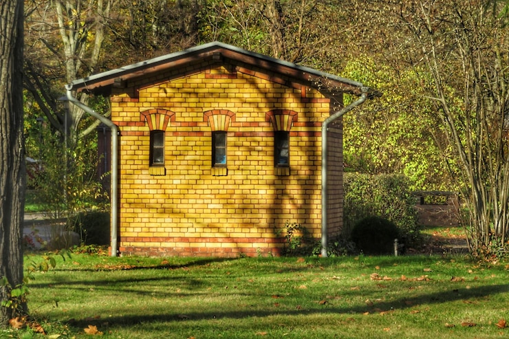 Foto casa contro alberi e piante