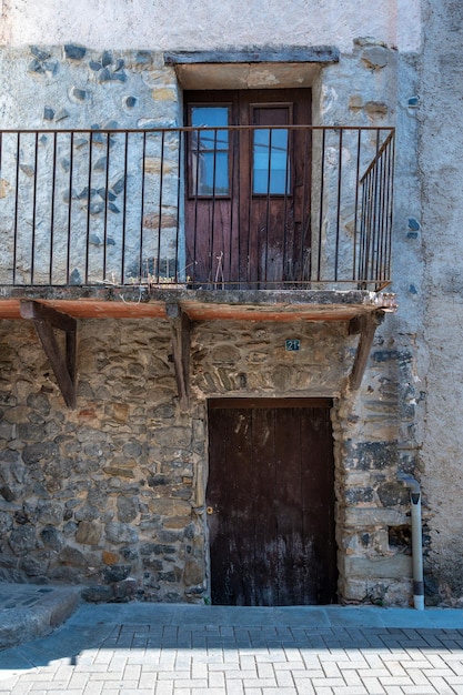 Casa d'epoca in una strada di un villaggio