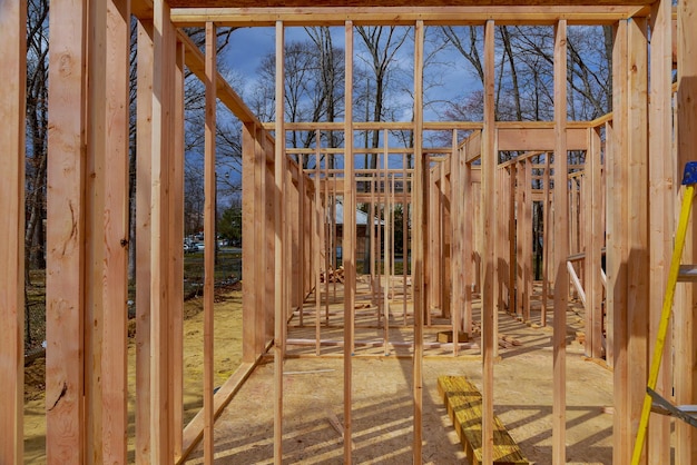 Casa da costruzione inquadratura in legno di nuova casa residenziale in costruzione