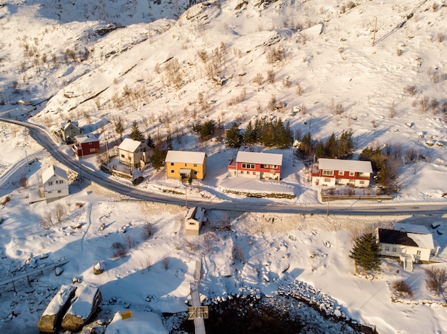 Casa da pesca variopinta sulla linea costiera in precipitazioni nevose sull&#39;inverno