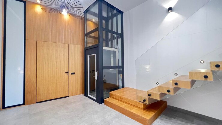 casa de estilo moderno con hall de entrada con gran armario scalara de moderna y ascensor