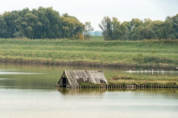 Casa del pescatore della valle di Comacchio sul fondo del cielo nuvoloso