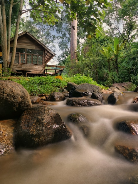 Casa della campagna con il flusso in Chiang Mai, Tailandia.