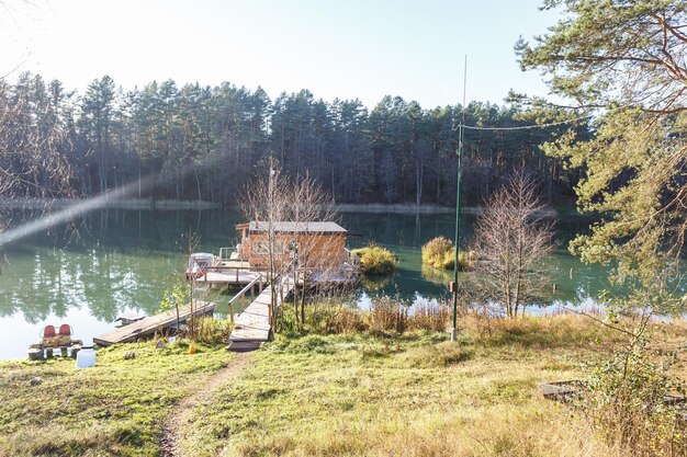 Casa della fase di atterraggio sul molo di legno in acqua nella foresta in serata