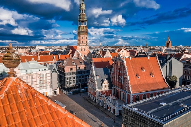 Casa delle Teste Nere e la chiesa di San Pietro a Riga in una bella serata estiva in Lettonia. Veduta aerea dall'alto.