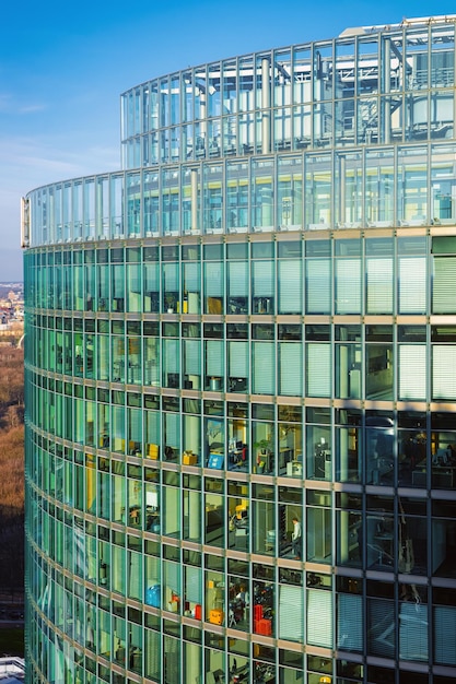 Casa di appartamenti europei in vetro blu e architettura di edifici commerciali nel centro della città tedesca a Berlino, in Germania, in Europa.