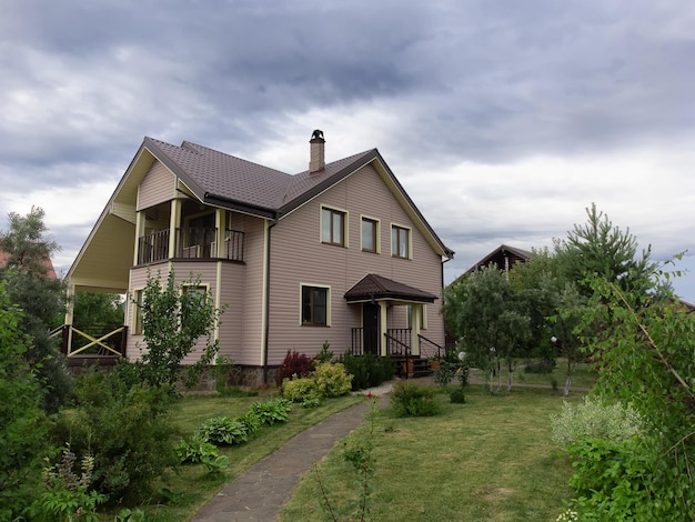 Casa di campagna con tetto in tegole e camino Architettura di campagna