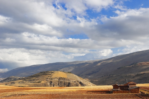 Casa di campagna e tramonto nella catena montuosa