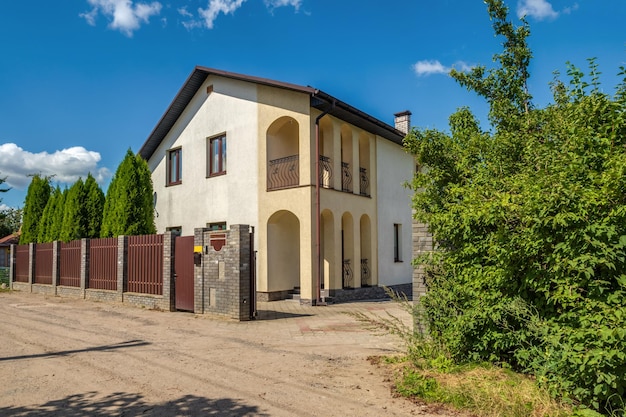 Casa di campagna o fattoria in cemento o mattoni