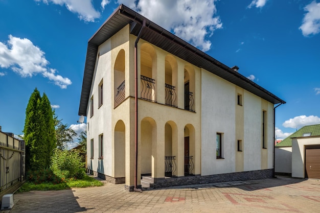 Casa di campagna o fattoria in cemento o mattoni