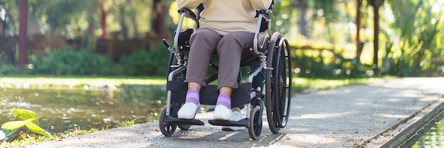 Casa di cura Giovane badante che aiuta la donna anziana in sedia a rotelle