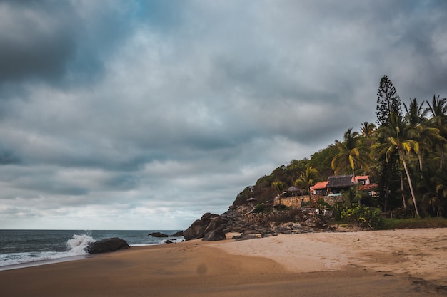 Casa di fronte al beachin una giornata nuvolosa a Sayulita Beach, Nayarit, Messico