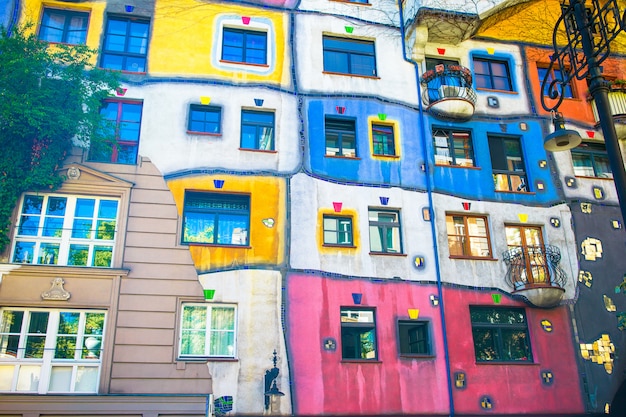 Casa di Hundertwasser con un giardino al piano di sopra a Vienna, Austria