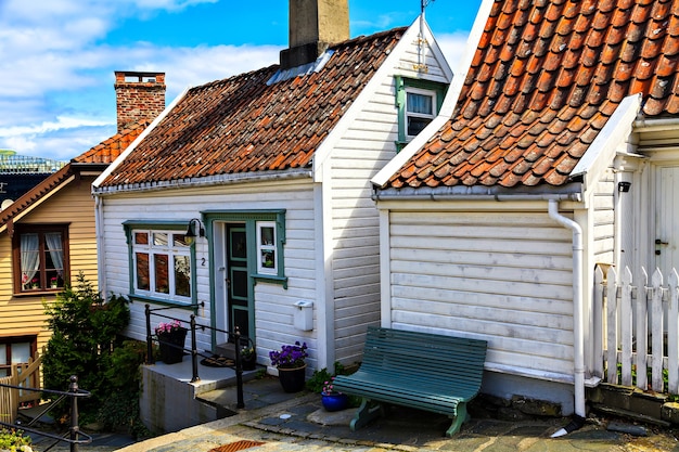 Casa di legno bianca con una lampada sopra la porta