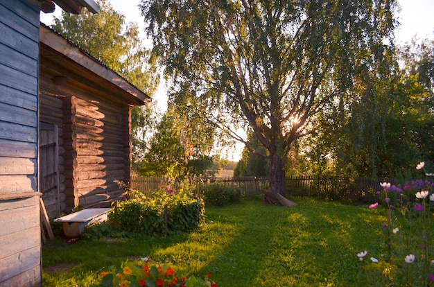 Casa di legno con finestre intagliate a Vologda Russia. Stile russo in architettura. Casa russa rustica con giardino