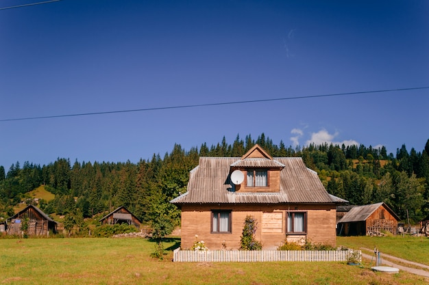 Casa di legno d'annata antiquata nelle montagne