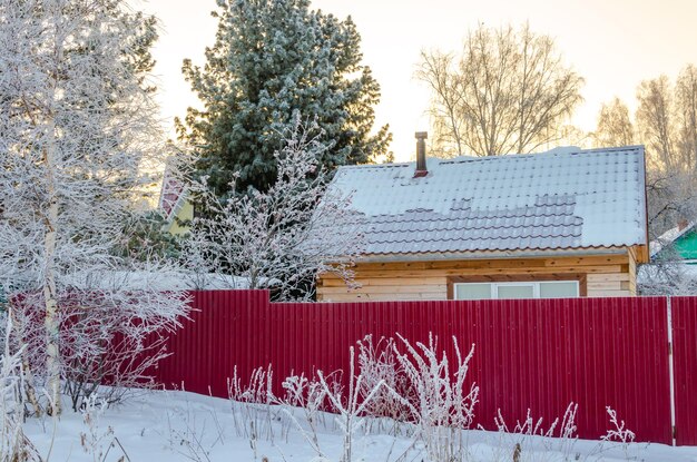 casa di legno nella foresta in una giornata invernale.