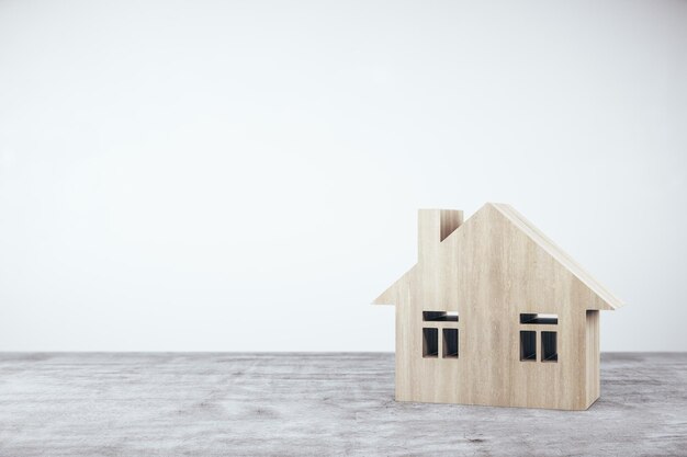 Casa di legno sul tavolo di cemento