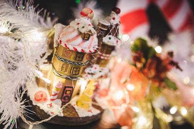 Casa di marzapane e decorazioni di ghirlande per Natale