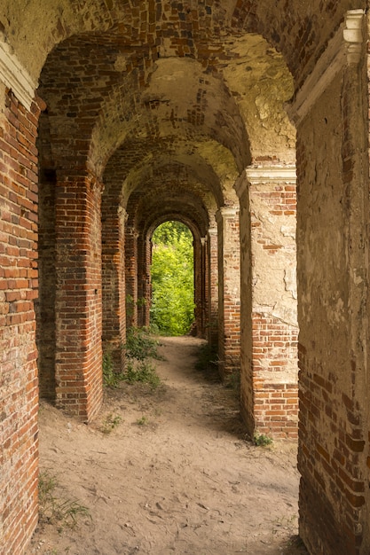 Casa di mattoni distrutta.