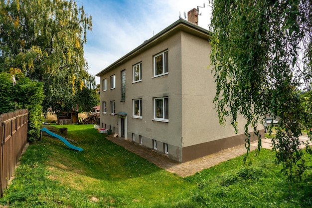 Casa di paese nella natura in solitudine