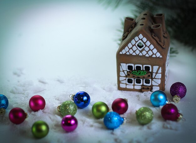 Casa di pan di zenzero e regali in uno sfondo di Natale