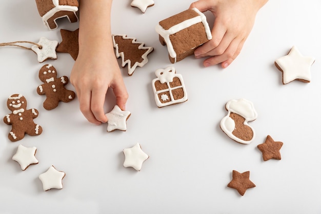 Casa di pan di zenzero nelle mani del bambino. Preparazione per il Natale. Vista dall'alto.