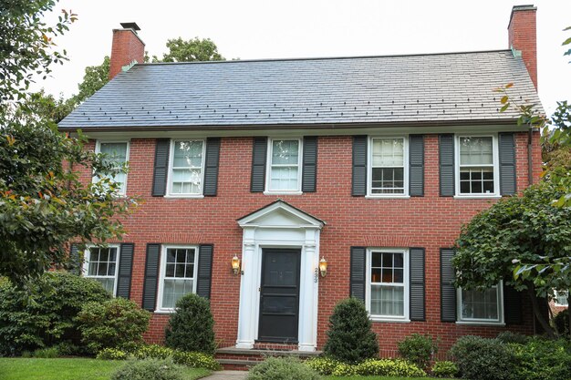 casa di periferia sotto un cielo soleggiato che simboleggia il sogno americano e le sfide dell'aumento del mutuo