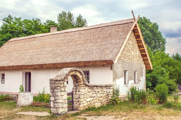 Casa di pietra ucraina sotto i tetti di paglia