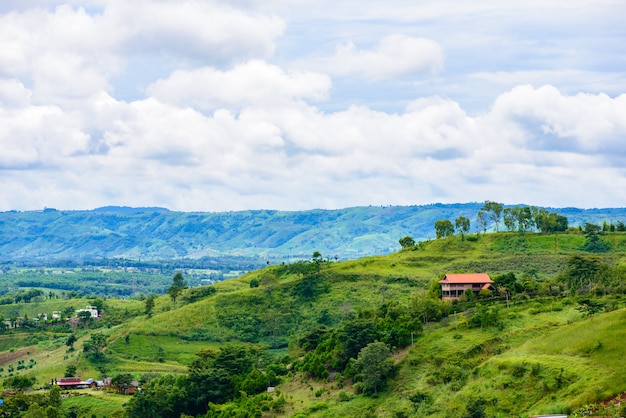 Casa di vista di paesaggio sulla collina da Wat Phra That Pha Son Kaew a Khao Kho, Phetchabun