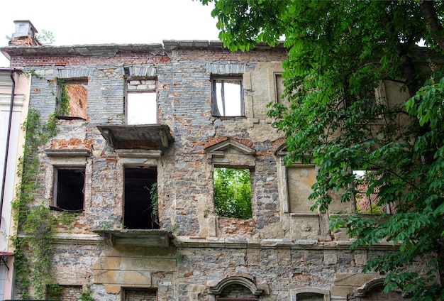 Casa distrutta abbandonata in città