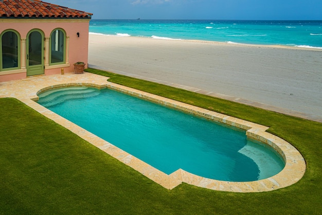 Casa estiva di lusso sulla costa collinare del mare Concetto di bene immobile