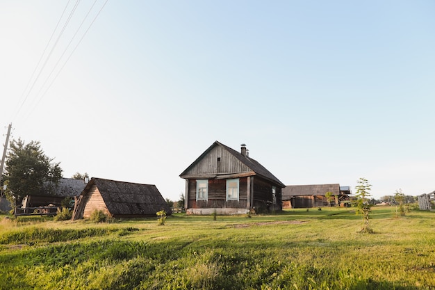 Casa europea in legno in una pittoresca campagna al tramonto in estate