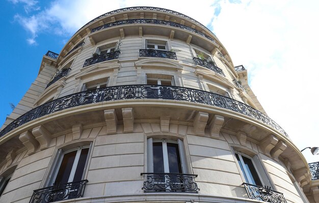 Casa francese tradizionale con balconi e finestre tipici Parigi