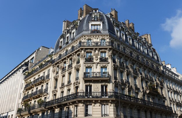 Casa francese tradizionale con balconi e finestre tipici Parigi