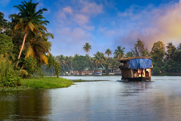 Casa galleggiante nel Kerala, India